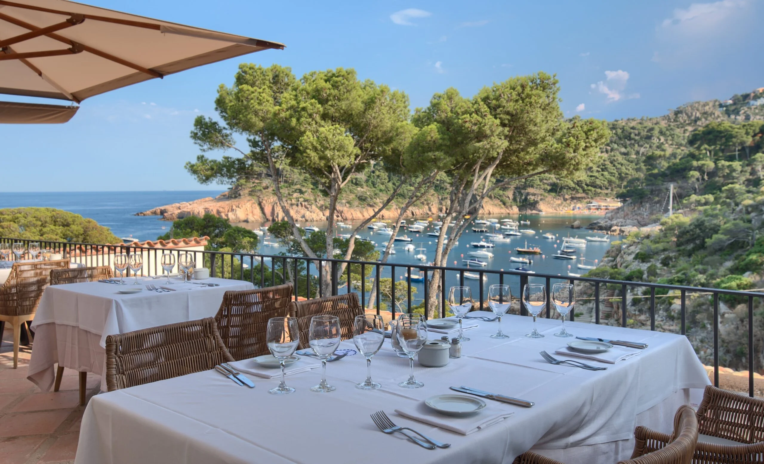 Tavola elegante con vista sul mare per pranzi in famiglia